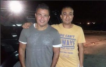 شاهد .. بالصور - من هو سائق عمرو دياب الذي وصفه بالحيوان وضربه سابقاً ؟