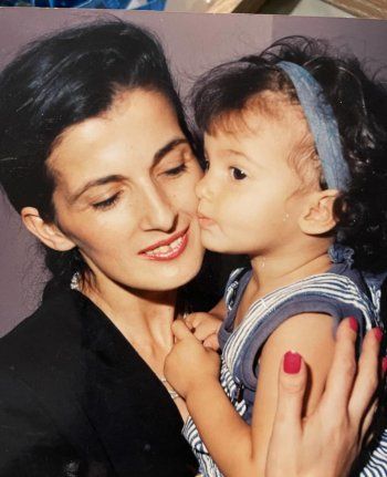 شاهد .. بالصورة- بعد رحيلها..تارا عماد برسالة حب إلى والدتها