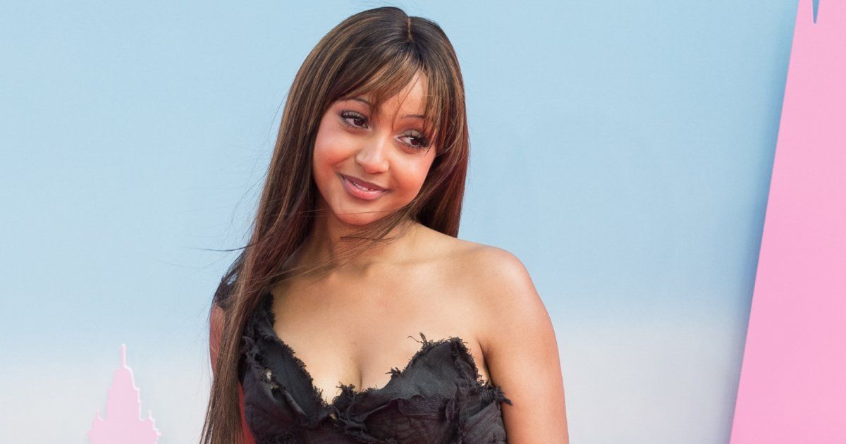 شاهد .. معجبة تقوم بفصل طرفها الإصطناعي وتعطيه لـ PinkPantheress لتوقع عليه