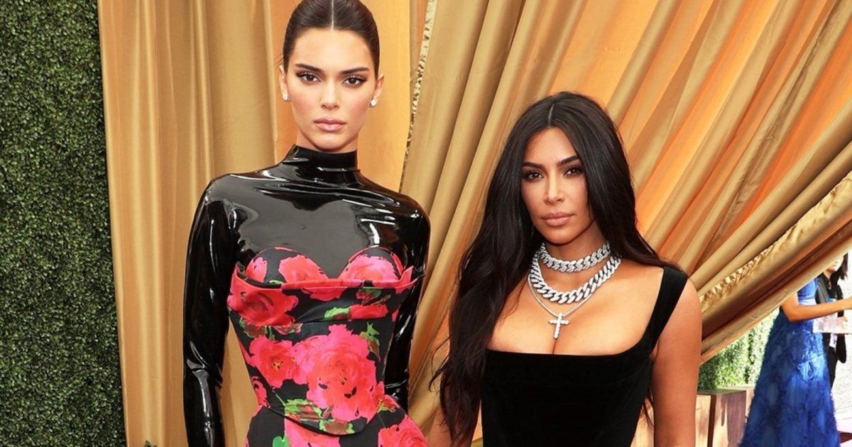 شاهد .. بالصورة- كيم كارداشيان و أختها كيندال جينر تتألقان بالأسود و تستعرضان رشاقتهما