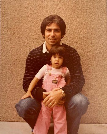 شاهد .. بصور من الطفولة..كورتني كارداشيان برسالة مؤثرة إلى والدها الراحل في يوم ميلاده