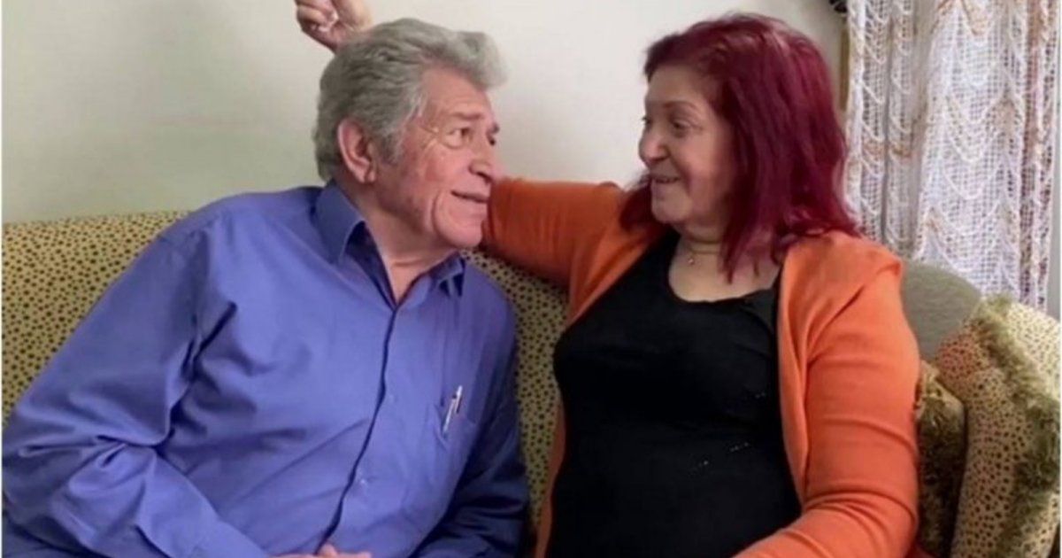 شاهد .. فيديو مؤثر للغاية.. سليم صبري لم يرضى أن يهتم أحداً غيره بشعر زوجته الراحله ثناء دبسي