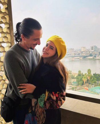 شاهد .. بصور رومنسية.. دنيا عبد العزيز تعايد زوجها في ذكرى زواجهما