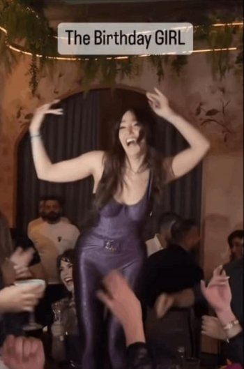 شاهد .. إحتفالاً بعيد ميلادها.. مرام علي ترقص على الطاولة بعفوية كاملة