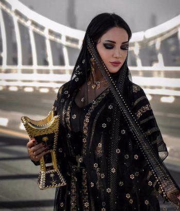 شاهد .. ديانا حداد تتألق بالعباءة السعودية التقليدية بمناسبة يوم التأسيس-بالصور