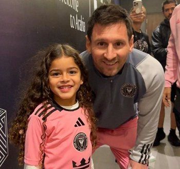 شاهد .. بعد إنتشارها الواسع.. محمد حماقي يكشف تفاصيل صورة إبنته مع ميسي