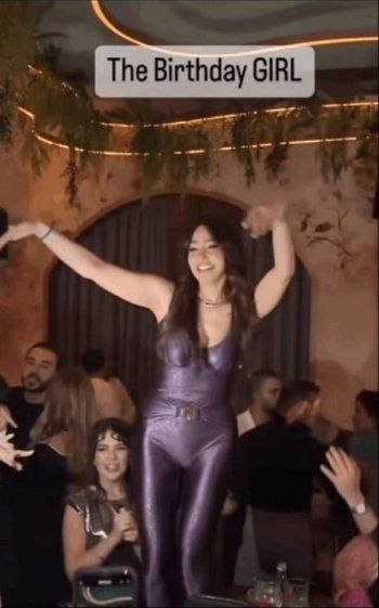 شاهد .. إحتفالاً بعيد ميلادها.. مرام علي ترقص على الطاولة بعفوية كاملة