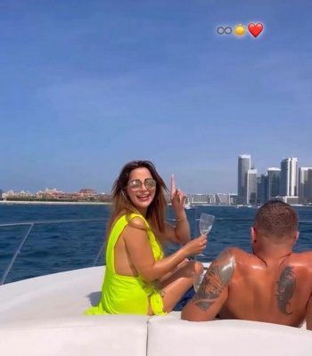 شاهد .. بعد أزمة خيانته لها.. شروق ودكتور فود يعيشان الرومانسية "على أصولها" على اليخت وبالمايوه