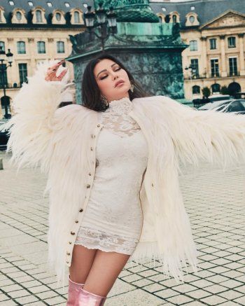 شاهد .. هيفا وهبي تتألق بفستان أبيض من الدانتيل .. ورسالة حب مبطنة تثير التساؤلات