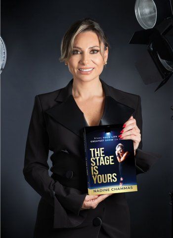 شاهد .. خاص وبالفيديو - نادين شمّاس تحول كتابها The Stage is Yours لعرض مسرحي .. وهذا ما كشفته