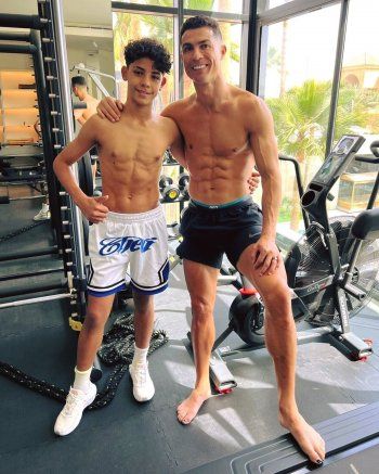 شاهد .. " مثلية كريستيانو رونالدو " تثير الجدل