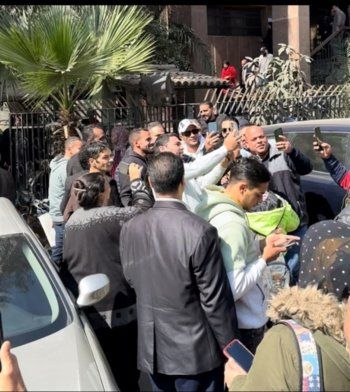 شاهد .. تضامن كبير من محبي محمد رمضان معه أمام محكمة الجيزة.. وهكذا حاصروه فور وصوله - بالصور