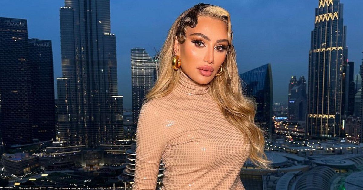 شاهد .. بالفيديو- ببطن مكشوف.. مايا دياب تسحر الجمهور بأناقتها و رشاقتها