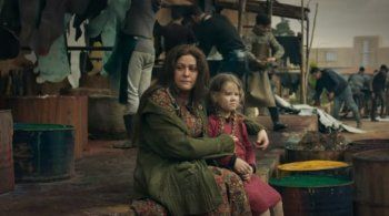 شاهد .. إمارات رزق مشردة وترتدي ملابس ممزقة ومتسخة.. فما القصة؟