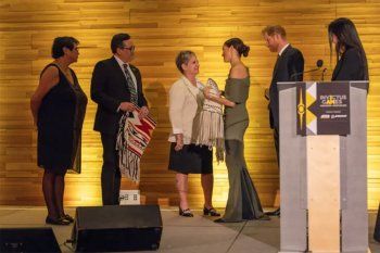 شاهد .. إطلالة أنيقة للغاية لـ ميغان ماركل.. سعر مجوهراتها تخطى المعقول!