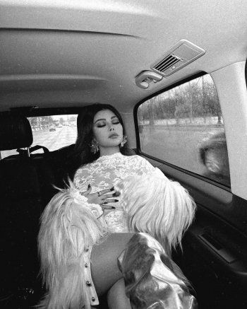 شاهد .. هيفا وهبي تتألق بفستان أبيض من الدانتيل .. ورسالة حب مبطنة تثير التساؤلات