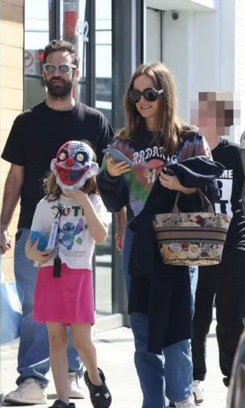 شاهد .. بالصور- بعد شائعات خيانته لها.. ناتالي بورتمان برفقة زوجها في نزهة