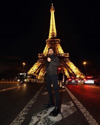 شاهد .. نادر الأتات يستمتع بوقته في شوارع باريس