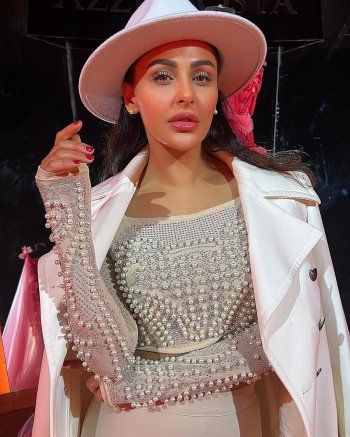 شاهد .. ميس حمدان بإطلالة غريبة ورائعة باللون الأبيض