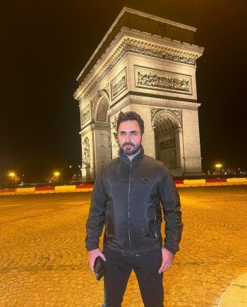 شاهد .. نادر الأتات يستمتع بوقته في شوارع باريس