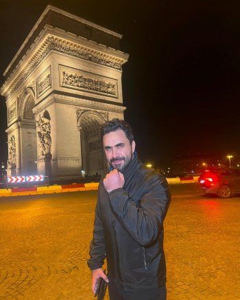 شاهد .. نادر الأتات يستمتع بوقته في شوارع باريس