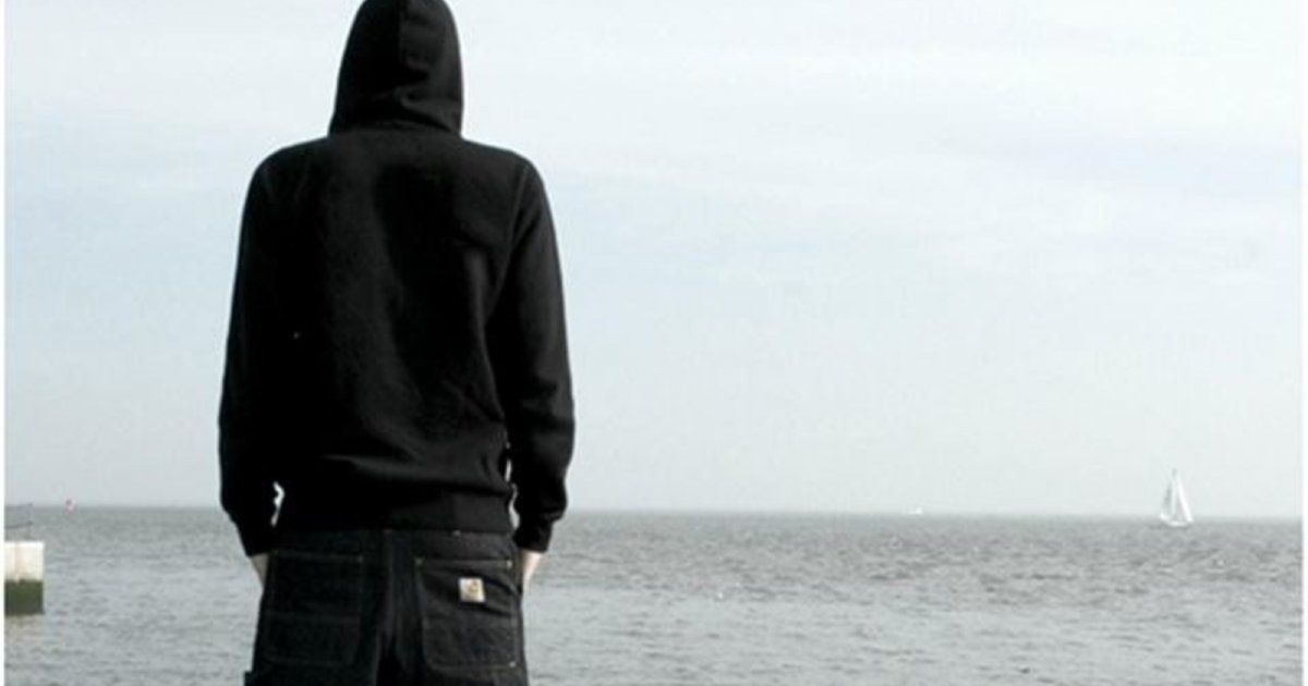 شاهد .. شاعر مصري شهير يُعلن اعتزال الغناء نهائياً