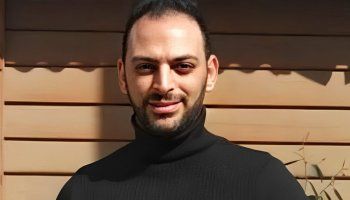 شاهد .. شاعر مصري شهير يُعلن اعتزال الغناء نهائياً