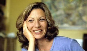 شاهد .. وفاة بطلة سلسلة أفلام "جيمس بوند"