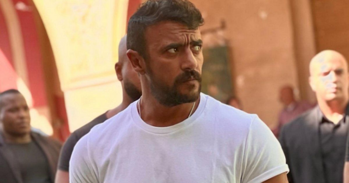 شاهد .. بالفيديو- أحمد العوضي يستعرض قدرته البدنية في ممارسة رياضة الملاكمة