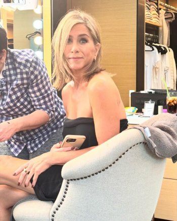 شاهد .. خزانة ملابس جينيفر أنيستون في منزلها لا مثيل لها.. وهذه قيمة ما تحتويه!