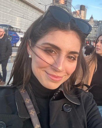 شاهد .. إبنتا كارين رزق الله تطلان من لندن.. وصورهما تلفت الأنظار!