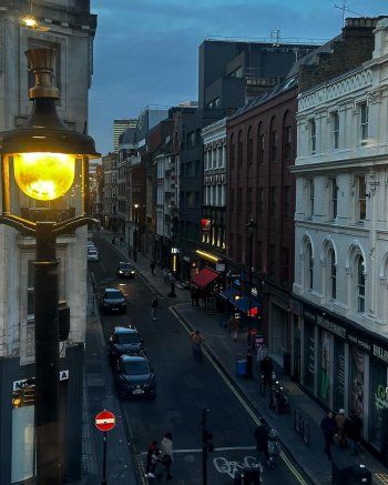 شاهد .. إبنتا كارين رزق الله تطلان من لندن.. وصورهما تلفت الأنظار!