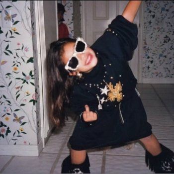 شاهد .. إبن كيم كارداشيان يشير بحركة لا أخلاقية للمصورين.. وهكذا جاءت ردة فعلها