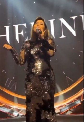 شاهد .. شيرين عبد الوهاب بفستان أسود خلال حفلها في بيروت.. إليكم كم بلغ سعره!