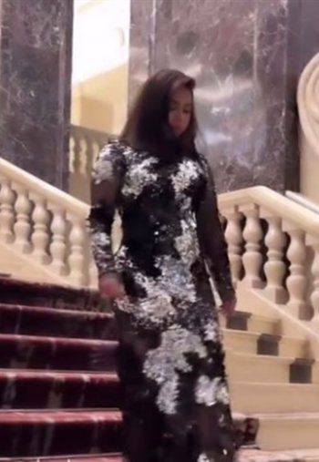 شاهد .. شيرين عبد الوهاب بفستان أسود خلال حفلها في بيروت.. إليكم كم بلغ سعره!