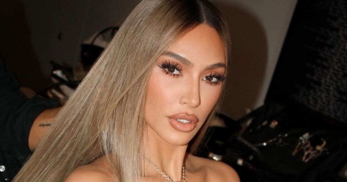 شاهد .. إبن كيم كارداشيان يشير بحركة لا أخلاقية للمصورين.. وهكذا جاءت ردة فعلها