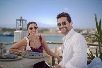 شاهد .. سعر حقيبة يد دينا الشربيني تعدى المتوقع.. وهذا تصميمها