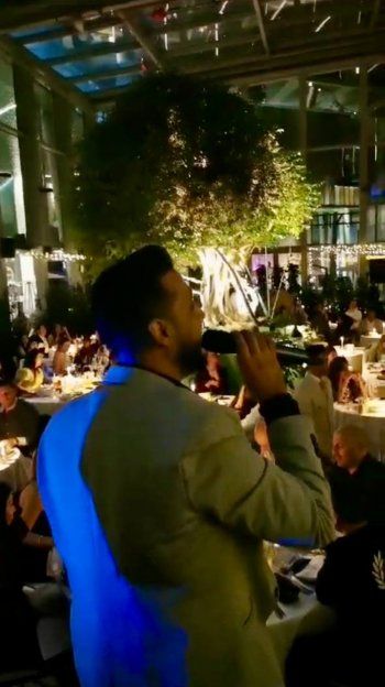 شاهد .. عمر جاد يرفع علم لبنان في قطر