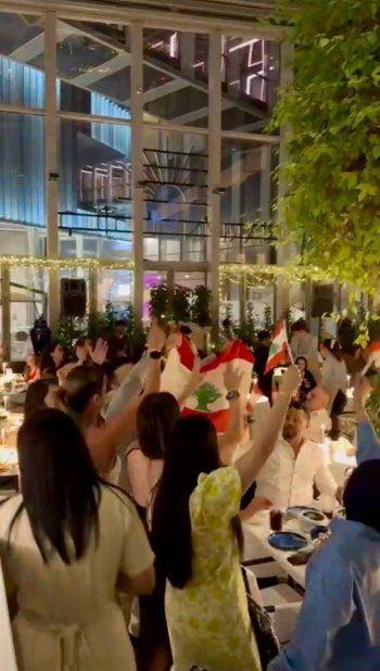 شاهد .. عمر جاد يرفع علم لبنان في قطر