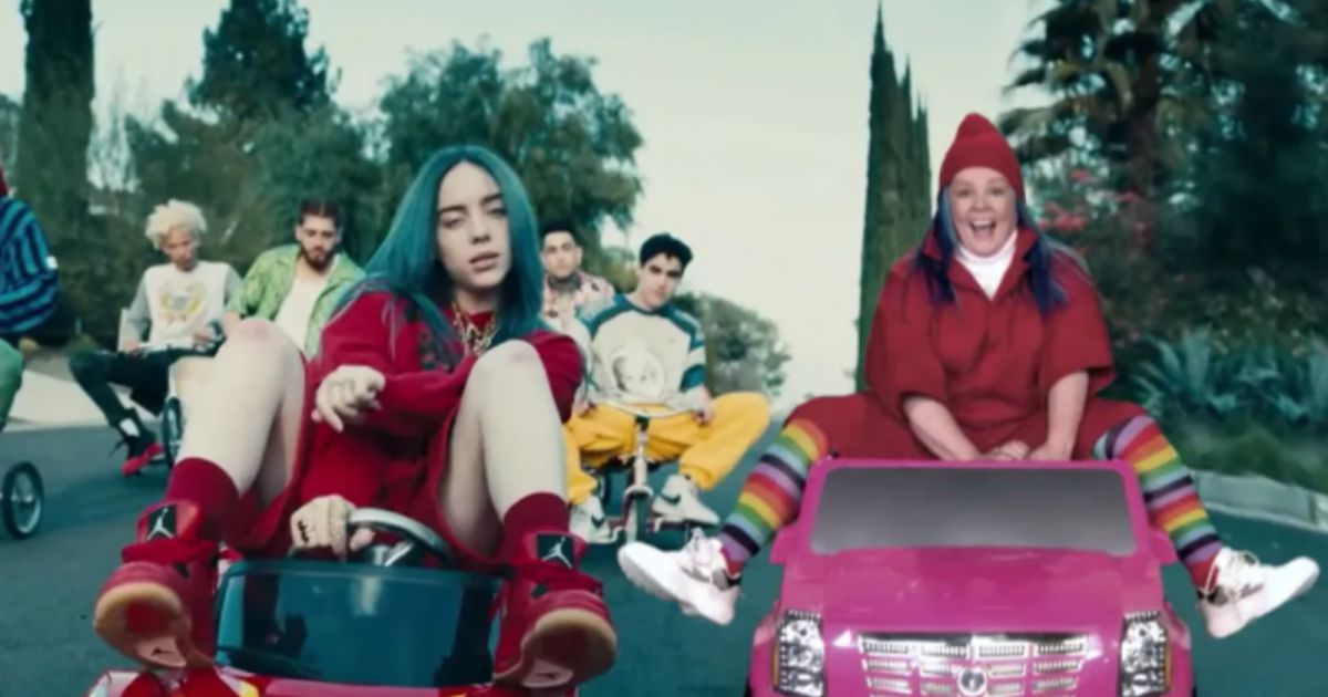 شاهد .. بيلي إيليش توقع على وجه ميليسا مكارثي خلال حفل توزيع جوائز SAG .. وهكذا كانت ردة فعل الأخيرة - بالصورة