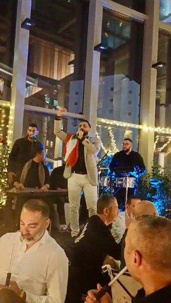 شاهد .. عمر جاد يرفع علم لبنان في قطر