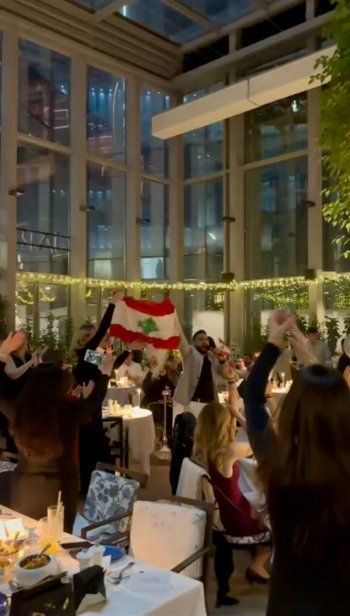 شاهد .. عمر جاد يرفع علم لبنان في قطر