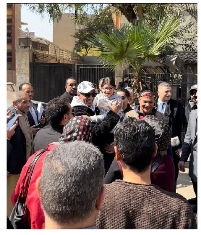 محمد رمضان قضى 90 دقيقة داخل محكمة الجيزة وسط أحضان وقبلات محبيه.. ماذا حدث؟