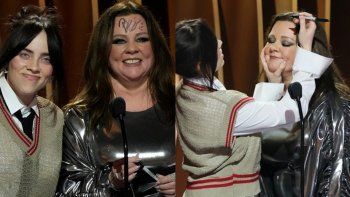 شاهد .. بيلي إيليش توقع على وجه ميليسا مكارثي خلال حفل توزيع جوائز SAG .. وهكذا كانت ردة فعل الأخيرة - بالصورة