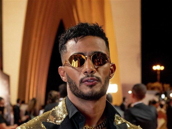 محمد رمضان قضى 90 دقيقة داخل محكمة الجيزة وسط أحضان وقبلات محبيه.. ماذا حدث؟