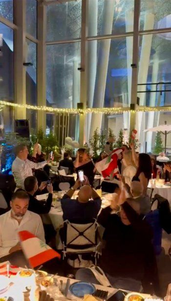 شاهد .. عمر جاد يرفع علم لبنان في قطر