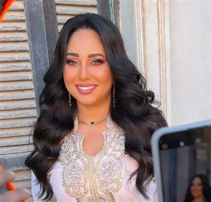 اتفرج .. رحاب الجمل تخطف الأضواء بالعباية البيضاء