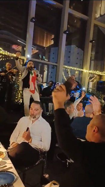 شاهد .. عمر جاد يرفع علم لبنان في قطر