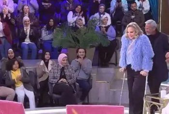 شاهد .. شيرين رضا تتعرض لحادثة خلال التصوير.. ولا تستطيع المشي من دون عكازات! - بالصورة