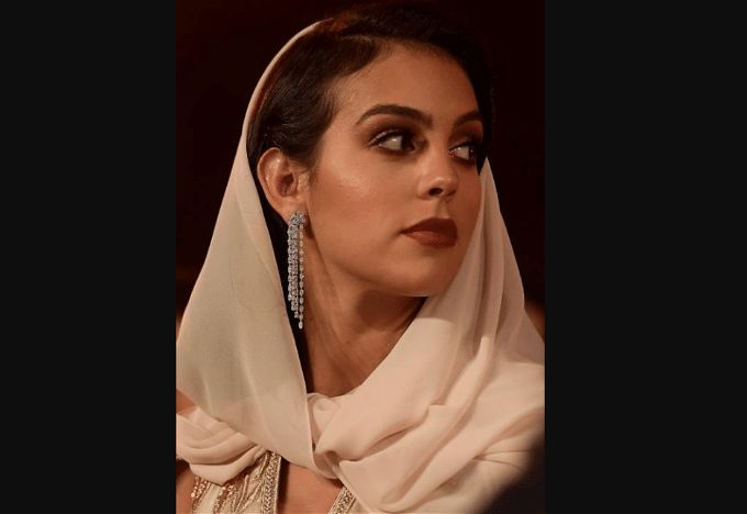 جورجينا بالحجاب.. أثارت جدل كبير بالبلوزة الكت والطرحة على رأسها